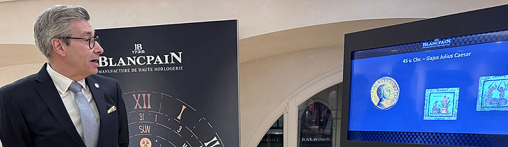 Wolfgang Theis (Blancpain Brand Manager) am 29.02.2024 bei einem historischen Exkurs zum Thema Kalender, Zeitmessung und deren Geschichte in der BLANCPAIN Boutique M&uuml;nchen (&copy;Foto: Martin Schmitz)